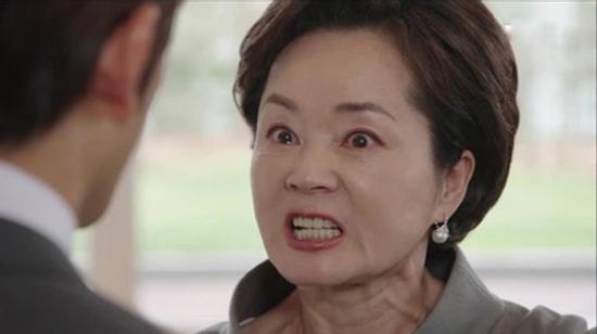 Thấy con trai cắt móng chân cho vợ, mẹ chồng mắng té tát