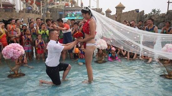 Cô gái Trung Quốc mặc bikini hoa hồng được tỏ tình trong mưa