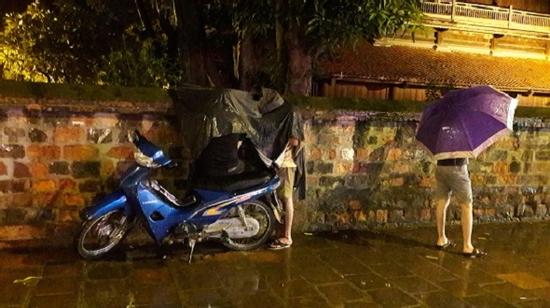 Bất chấp mưa to giớ lớn, giới trẻ Hà Nội vẫn dập dìu đi bắt Pokemon