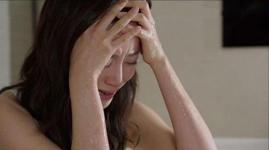 Từ đám cưới bạn thân về, chồng tôi xé rách cả ảnh cưới, cắt tan quần áo vợ