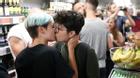Anh: Một cặp đôi đồng tính bị đuổi ra khỏi siêu thị vì nắm tay