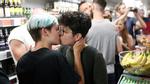 Anh: Một cặp đôi đồng tính bị đuổi ra khỏi siêu thị vì nắm tay
