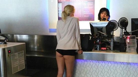 Cô gái gây sốc khi mặc nội y ra sân bay làm thủ tục check in