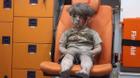 Bức hình cậu bé Syria ngồi thất thần lay động trái tim hàng nghìn người