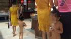 Mẹ mặc đồ sành điệu đưa con gái trần truồng đi mua sắm bị dân mạng ném đá kịch liệt
