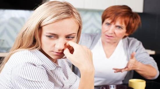 Một lần về sớm, phát hiện bí mật động trời của mẹ chồng