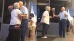 Hình ảnh lãng mạn tuổi già của cụ ông đón vợ ở sân bay khiến nhiều người xúc động