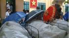 Lạ lùng cảnh phủ nilon, che ô tránh nước mưa cho bệnh nhân chờ mổ ở bệnh viện Việt Đức