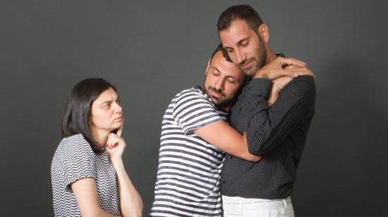 Nỗi đau không biết kêu ai của những người phụ nữ lỡ lấy nhầm chồng gay