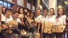 Team Lan Khuê tận tay tặng bánh cho người lang thang giữa đêm khuya
