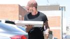 Kỳ lạ David Beckham một mình  xuống phố với chiếc bánh Piza to khổng lồ