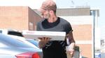 Kỳ lạ David Beckham một mình  xuống phố với chiếc bánh Piza to khổng lồ