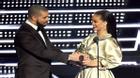 Sau 7 năm chỉ bị xem là bạn, Drake đã tỏ tình với Rihanna trước mặt cả thế giới