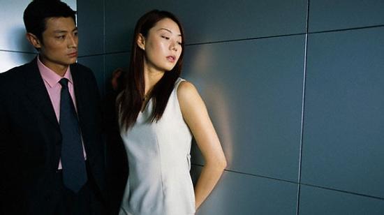 Vợ tôi cười nhạt và văng tục rồi mỉa mai khi chồng phá sản