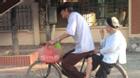 Cụ ông hơn 10 năm đạp xe đèo vợ đi bán trứng tại Hà Nội
