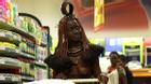 Khi truyền thống va chạm thế giới hiện đại: Nữ thổ dân khoác da dê vào siêu thị trước sự ngỡ ngàng của mọi người