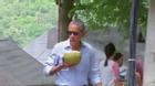 Tổng thống Mỹ Obama không ngại uống nước dừa lề đường