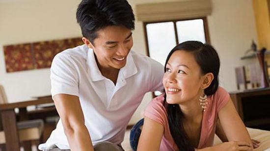 Vợ trẻ ngất xỉu khi nhìn thấy cảnh bên trong nhà nghỉ