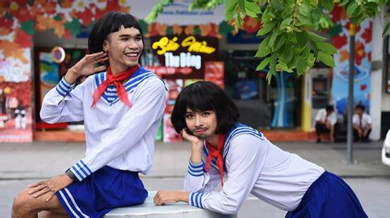 Mặc váy, vẽ thêm râu cosplay thành nữ sinh Nhật Bản: Đây chính là những chàng trai 