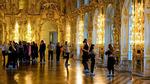 Du khách Trung Quốc gây phẫn nộ khi cho con tè bậy ở Cung điện hoàng gia Nga