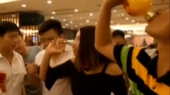 Thi uống rượu với đàn ông, cô phù dâu trẻ mất mạng trong đám cưới bạn thân