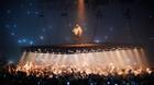 Fan nam bị xua xuống sau khi cố trèo lên sân khấu bay của Kanye West