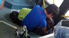 Phản cảm đôi nam nữ “âu yếm” nhau trên xe buýt