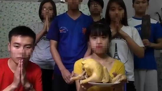 Giả đưa tang, rước di ảnh bạn trong ngày sinh nhật