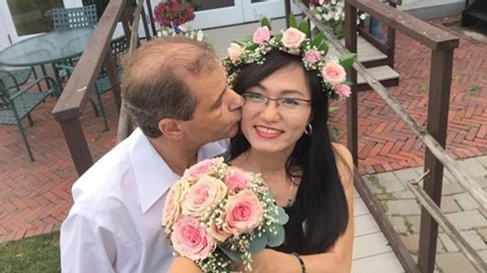 4 năm yêu xa, 3 lần gặp gỡ và hôn nhân hạnh phúc bên chồng Tây hơn 23 tuổi