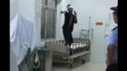 Clip thanh niên nghi ngáo đá quậy trong bệnh viện Móng Cái