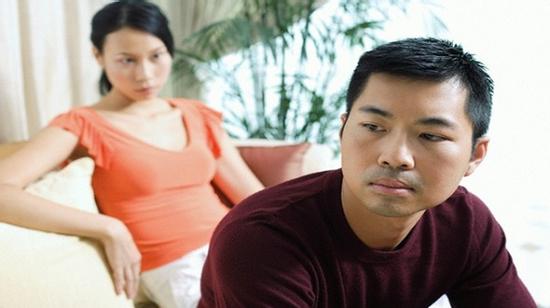 Đêm Trung Thu, nhìn thấy chồng qua gương chiếu hậu mà tim tôi như vỡ vụn