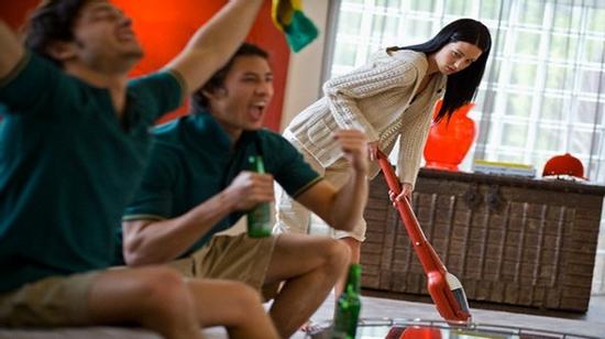 Không tưởng được cách giữ chồng đáng sợ và đầy xấu hổ của vợ tôi