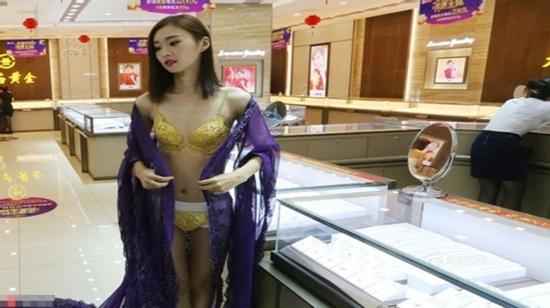 Cô gái diện nội y bằng vàng ròng hơn 3,5 tỷ gây sốc