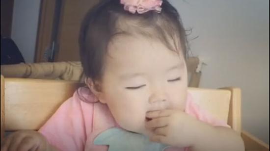 Cô bé Nhật mũm mĩm vừa ngủ vừa ăn khiến dân mạng xuýt xoa vì quá đáng yêu