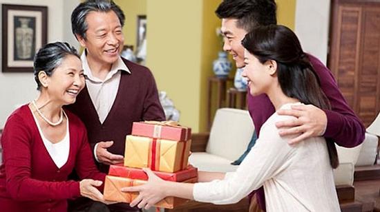 Các chị buồn cười thật, sao phải sửng cồ khi người ta thương mẹ phê phán vợ!