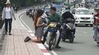 Bức ảnh cô gái quỳ gối bên cạnh chàng trai ở đường phố Sài Gòn gây xôn xao
