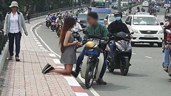 Bức ảnh cô gái quỳ gối bên cạnh chàng trai ở đường phố Sài Gòn gây xôn xao
