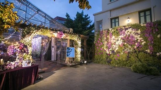Lễ ăn hỏi trang trí bằng 8.700 cành hoa nhập của đại gia Hà thành