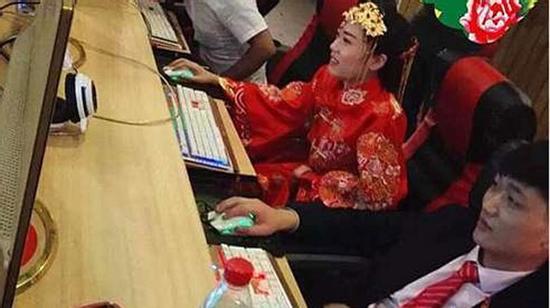 Mải mê chơi LOL, cô dâu chú rể quên cả cử hành hôn lễ