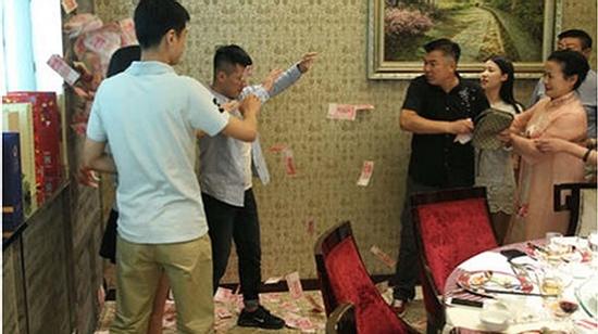 Kiên quyết phản đối hôn sự của con gái, ông bố cầm cả xấp tiền ném vào người con rể hụt