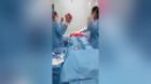 Clip bác sĩ và y tá nhảy múa trong ca phẫu thuật gây sốc
