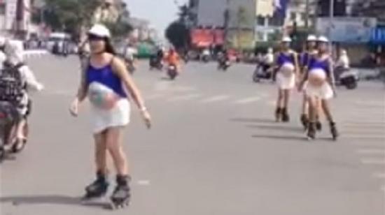 Hà Nội: Dàn chân dài mặc váy ngắn, lộ bụng bầu giả gây sốc trên đường phố