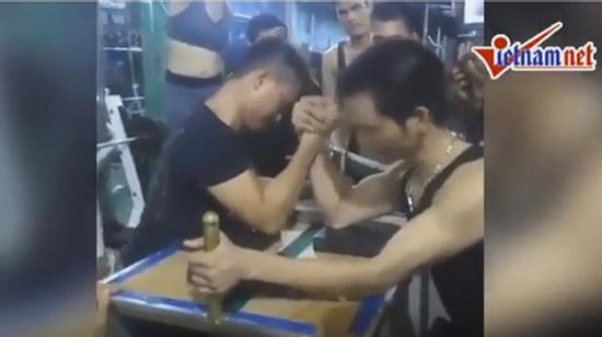 Thanh niên gãy gập tay vì chơi vật tay gây bão mạng vì quá rùng rợn