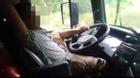 Triệu tập quái xế lái xe tải bằng chân “cho vui”