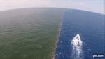 Hiện tượng kỳ lạ: Vùng biển chết chia thành hai màu như trong phim thần thoại