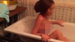 Nữ sinh 16 tuổi táo bạo livestream Facebook cảnh bán nude trong bồn tắm