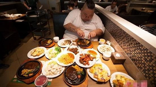 Thất tình, hot boy ăn uống thả ga tăng lên 255kg