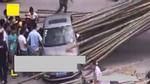 Xe tải chở hàng trăm thân tre cồng kềnh gây tai nạn kinh hoàng trên đường phố