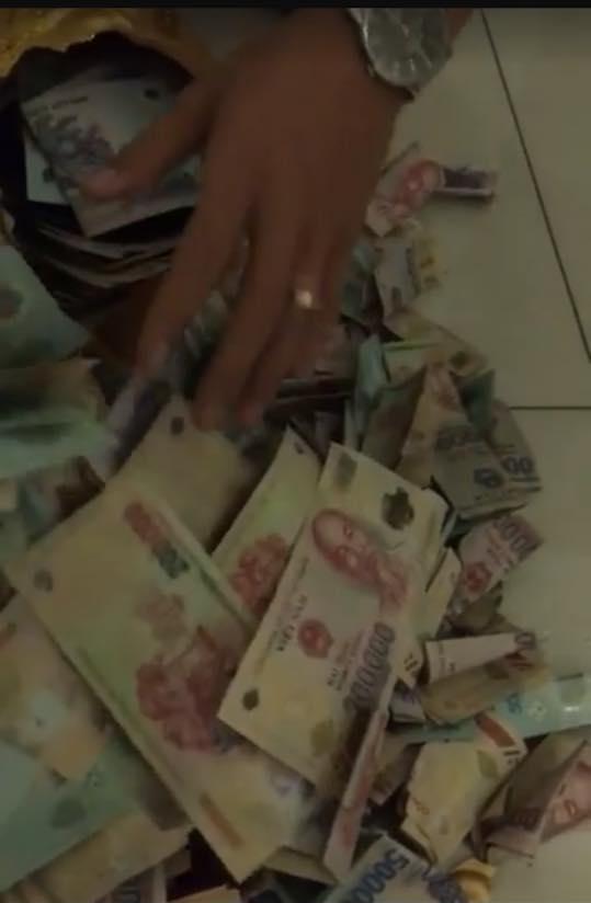 Không biết mua quà gì, chồng soái ca ôm lợn vàng tặng vợ mừng 20/10-2