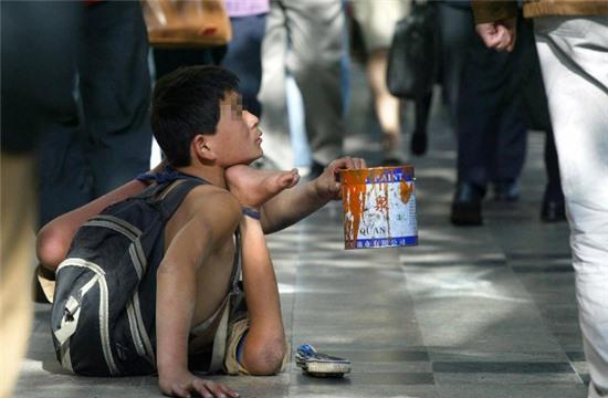 Phát hiện một băng nhóm Trung Quốc chuyên bắt cóc trẻ em, bẻ gãy tay chân rồi bắt đi ăn xin - Ảnh 1.